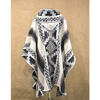 Poncho ekwadorskie - długie ze 100% wełny owczej w odcieniu szaro brązowym.